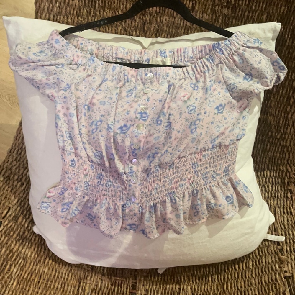 3/$30 🌸 floral top! Never worn